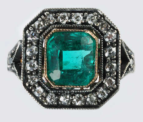 Кольцо с изумрудом и бриллиантами из золота (по клейму 56), общим весом 7,49 грамма